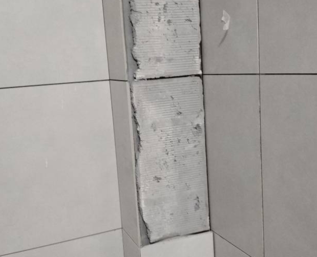 定西市瓷砖空鼓维修公司分享下瓷砖施工前基层浇水润湿程度不足，可能导致以下问题